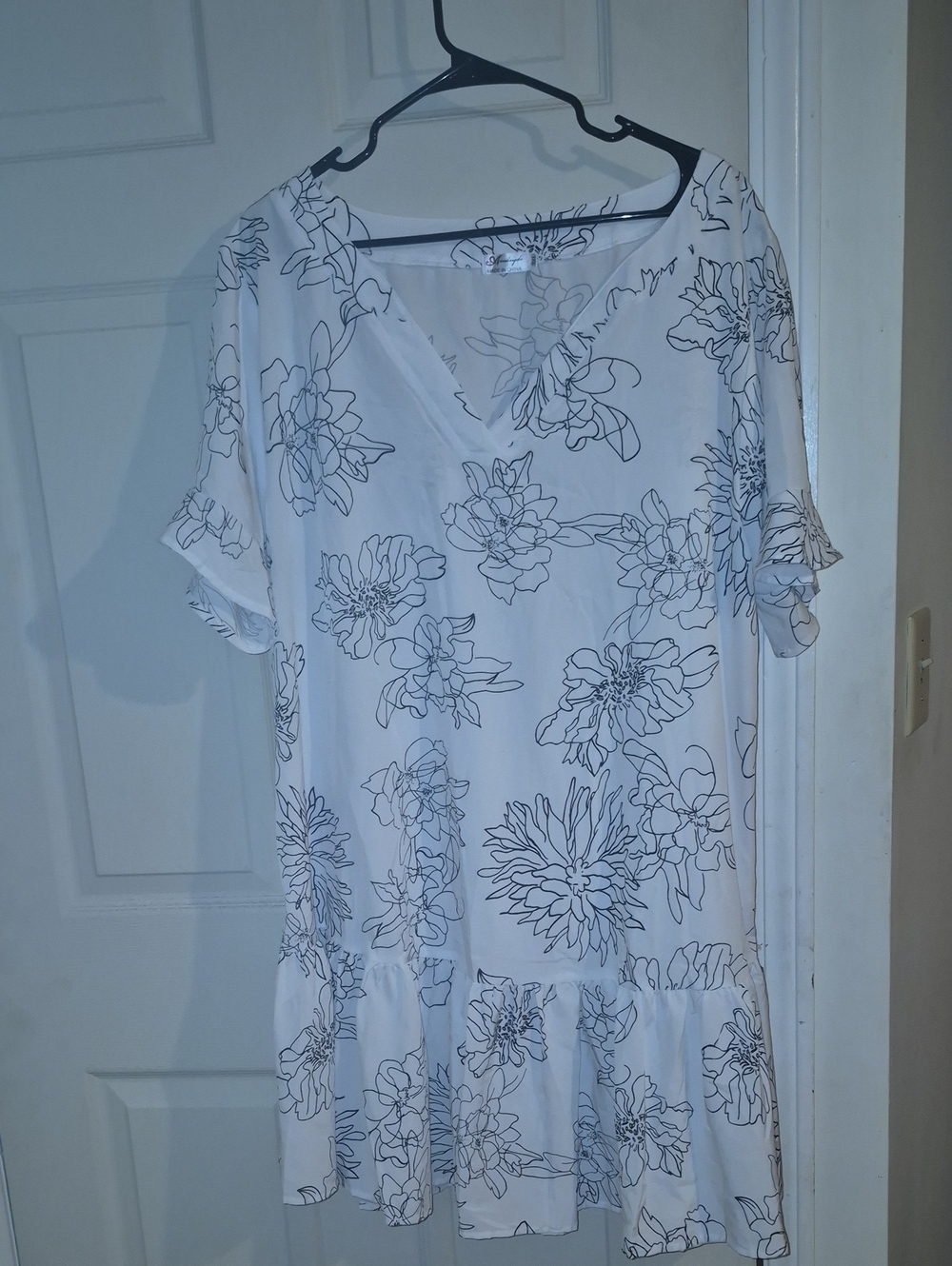 White Floral Aoulaydo XXL V-Neck Women's Top